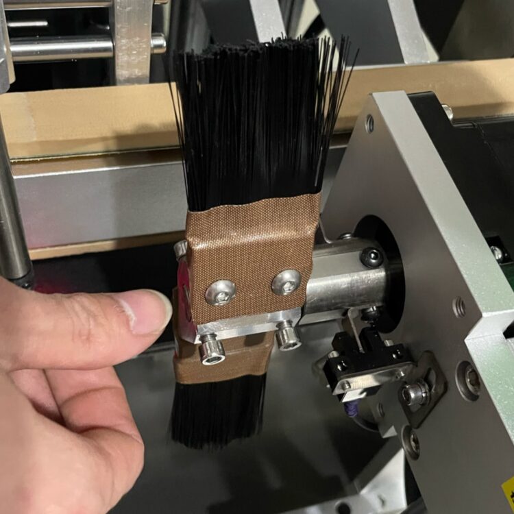 Rotating brush system of corner wrap labeler