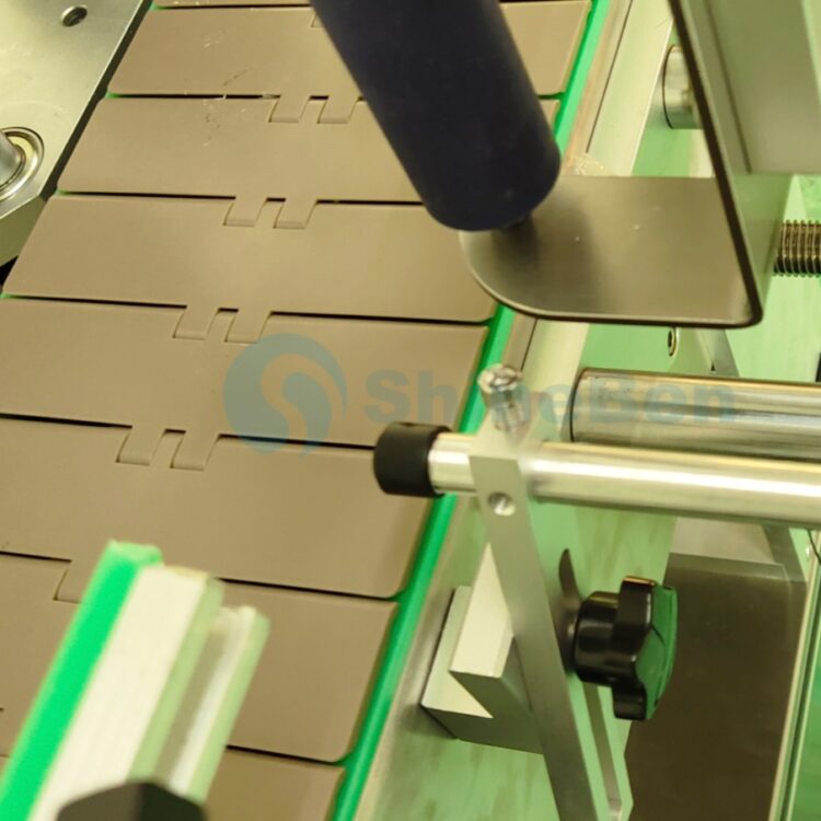 Product sensor of automatic wrap-around labeler