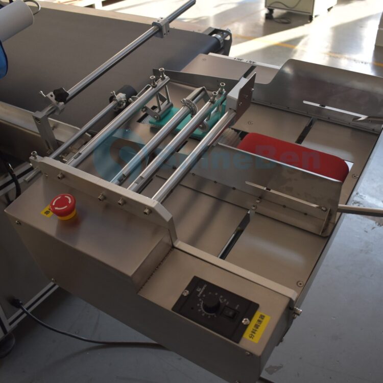 Flat product labeling machine equipped with the friction dispenser
