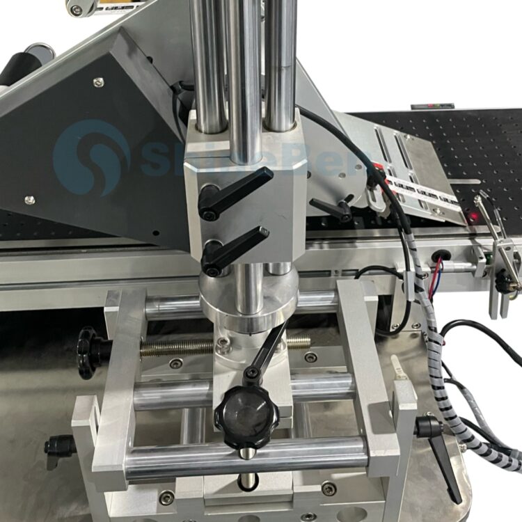 Labeling head adjustment of the automatic top labeling machine