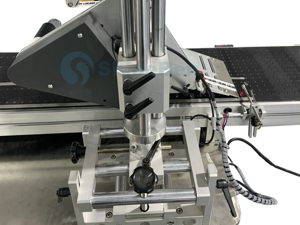 Labeling head adjustment of the automatic top labeling machine